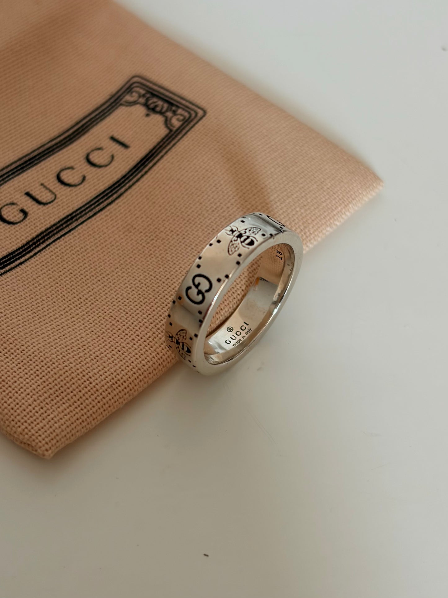 Gucci Pre-own GG Signature Bee 6mm wide Ring