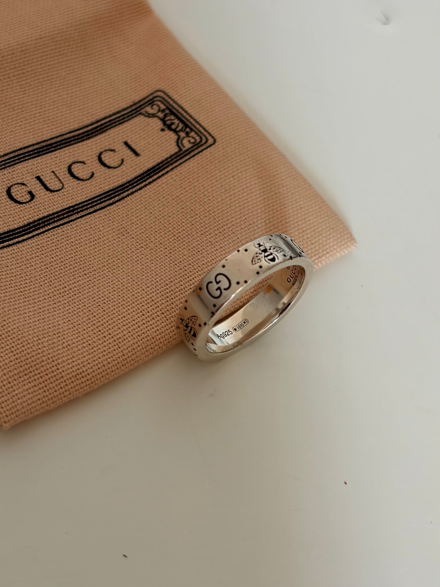 Gucci Pre-own GG Signature Bee 6mm wide Ring