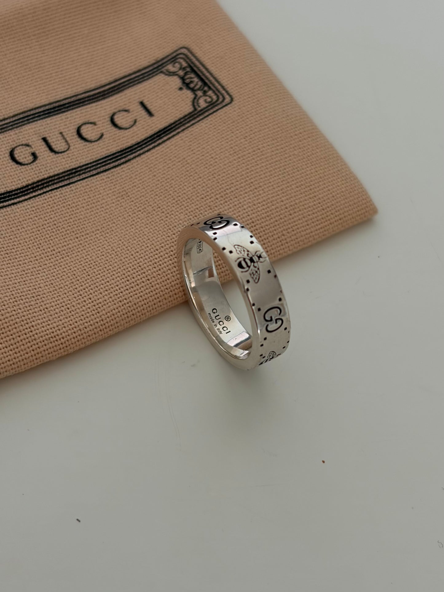 Gucci Pre-own GG Signature Bee 6mm wide Ring