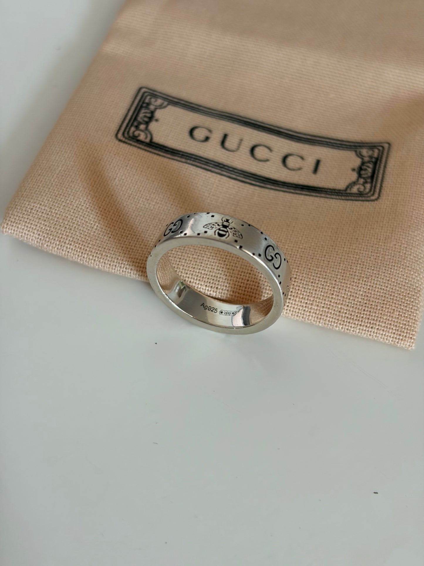Gucci Pre-own GG Signature Bee 6mm wide Ring