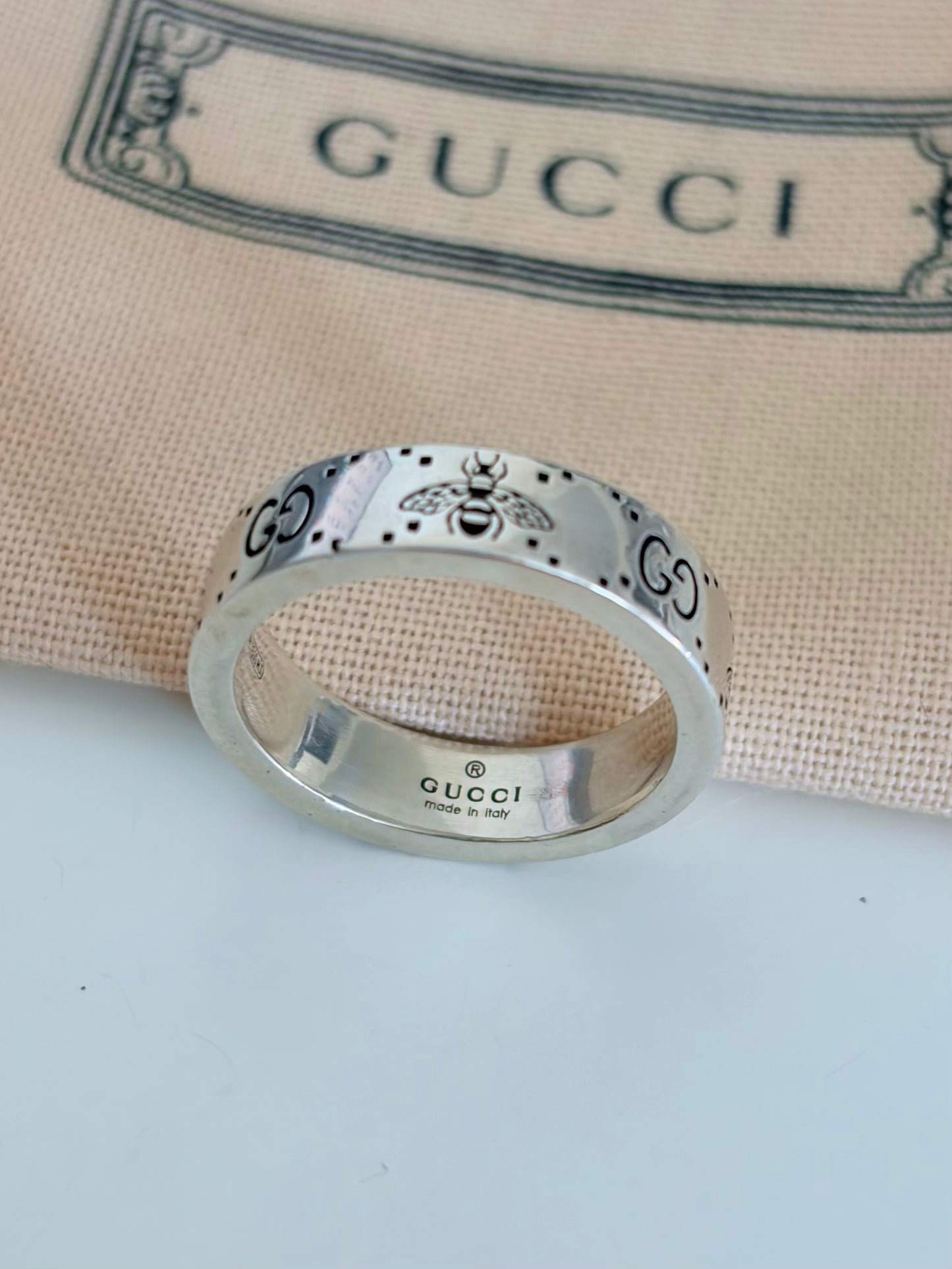 Gucci Pre-own GG Signature Bee 6mm wide Ring